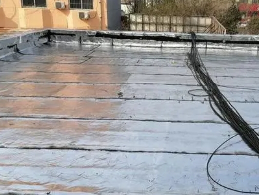 绵阳市卫生间漏水维修公司分享下绵阳市屋面楼顶防水刚性防水层施工要点。